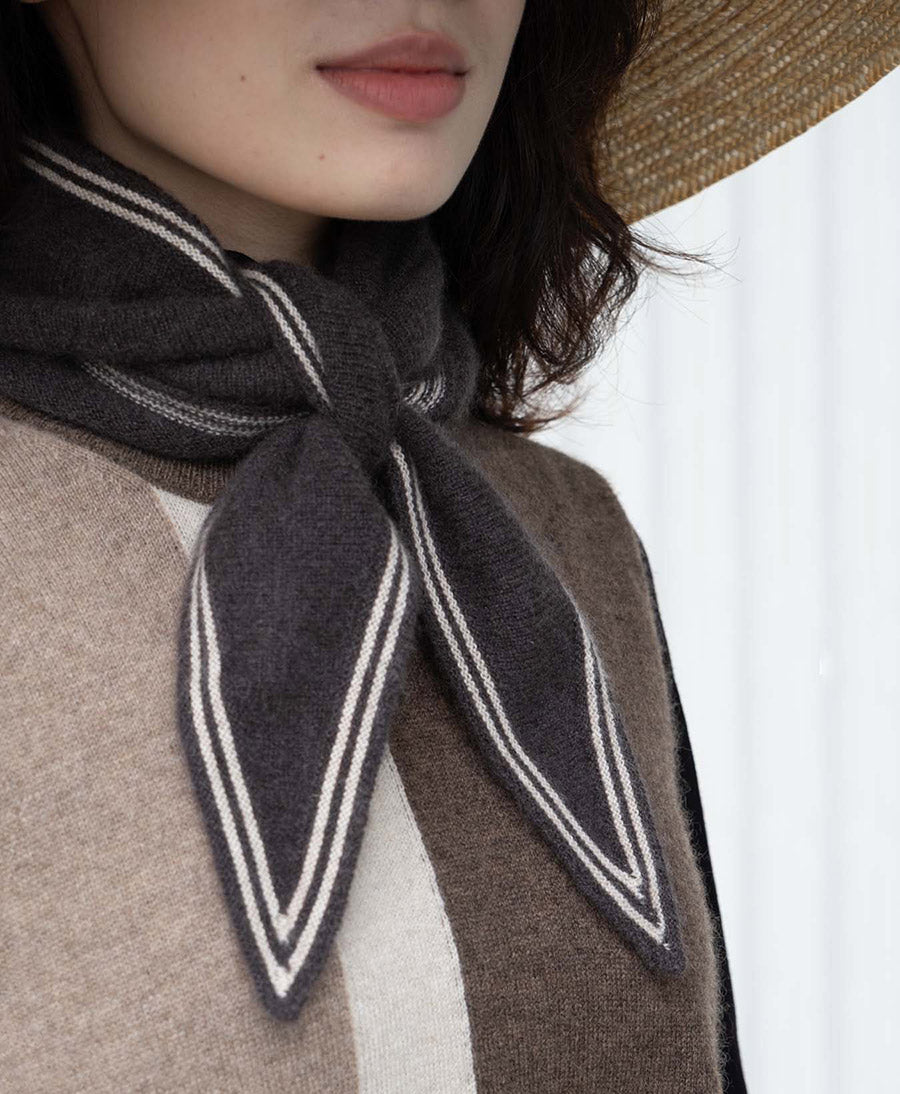 Kleiner Gestrickter Schal / Foulard aus Kaschmir - Dunkelbraun / Weiss