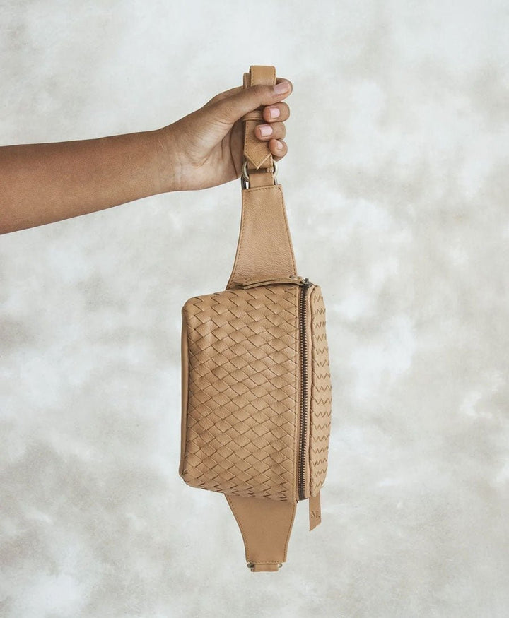 Bauchtasche aus gewebtem Leder - The Woven Remy Sand - MANDRN - clomes