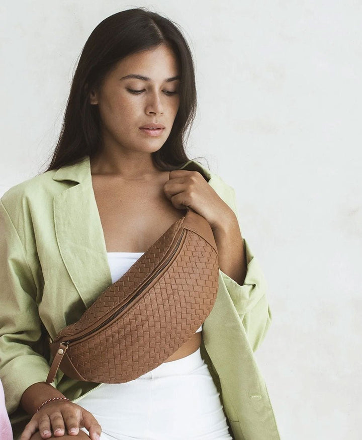 Bauchtasche aus gewebtem Leder - Woven Atlas Tan - MANDRN - clomes