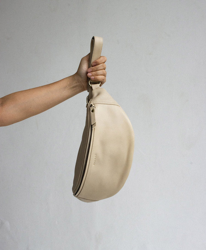 Bauchtasche aus Leder - The Atlas Bone - MANDRN - clomes