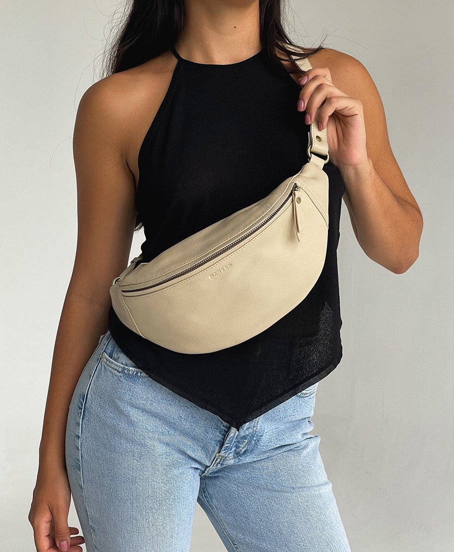 Bauchtasche aus Leder - The Atlas Bone - MANDRN - clomes