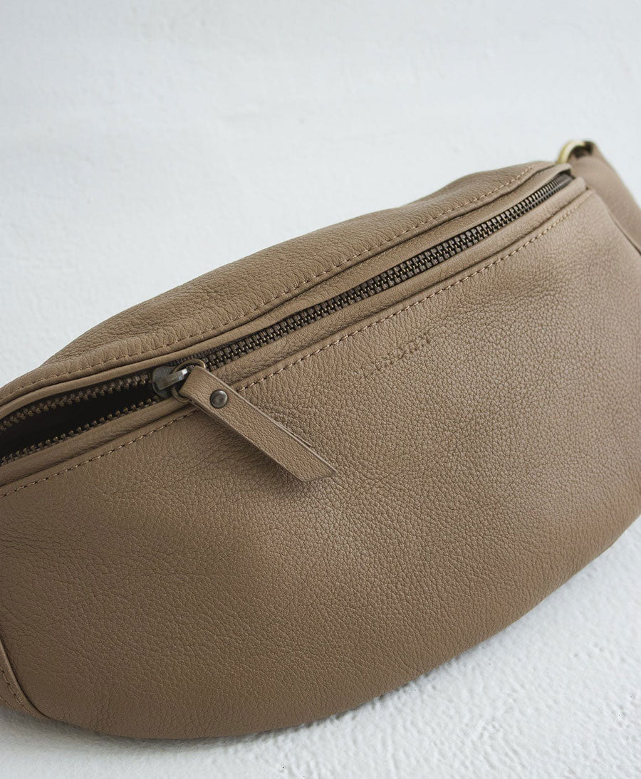 Bauchtasche aus Leder - The Atlas Taupe - MANDRN - clomes
