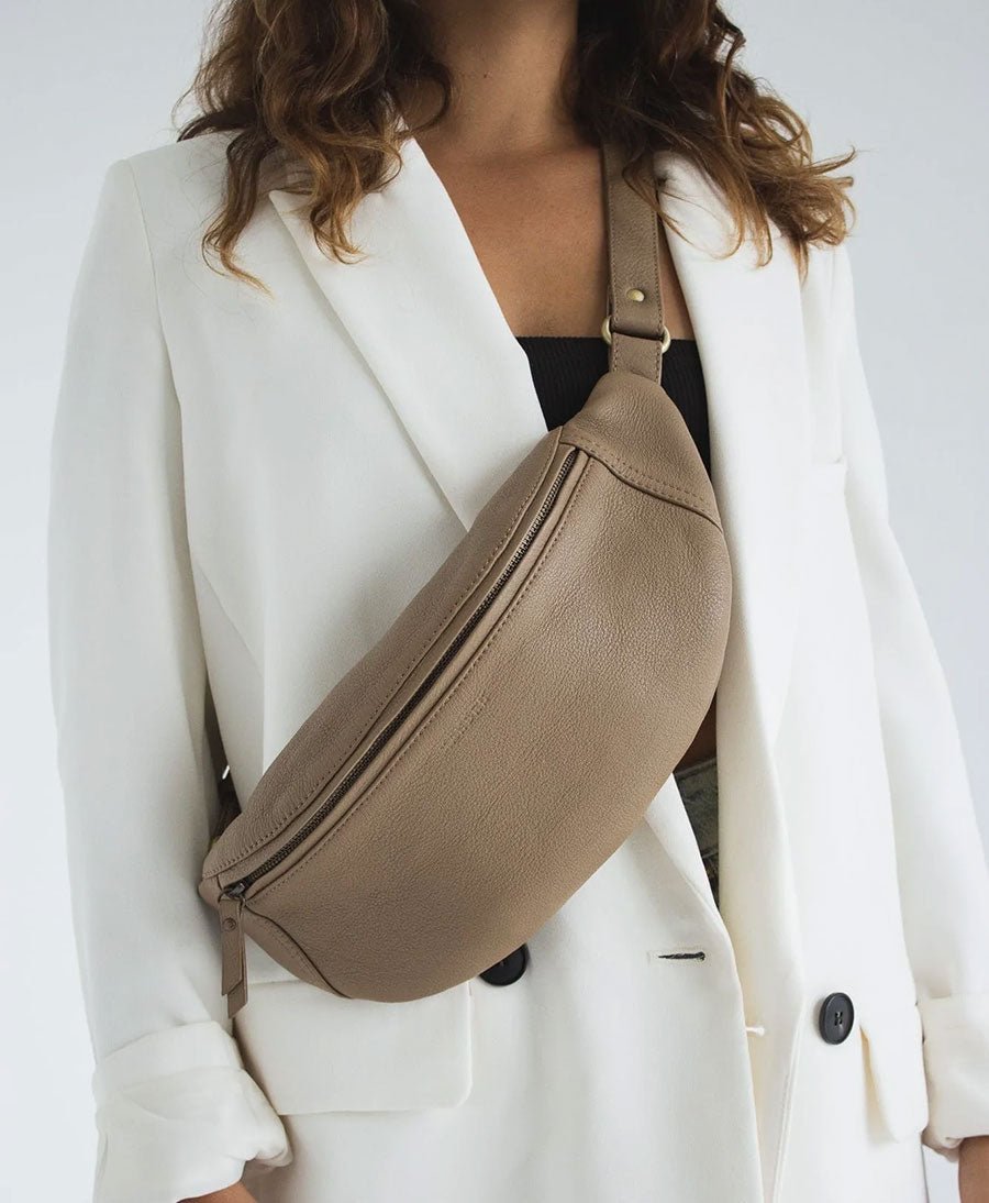 Bauchtasche aus Leder - The Atlas Taupe - MANDRN - clomes