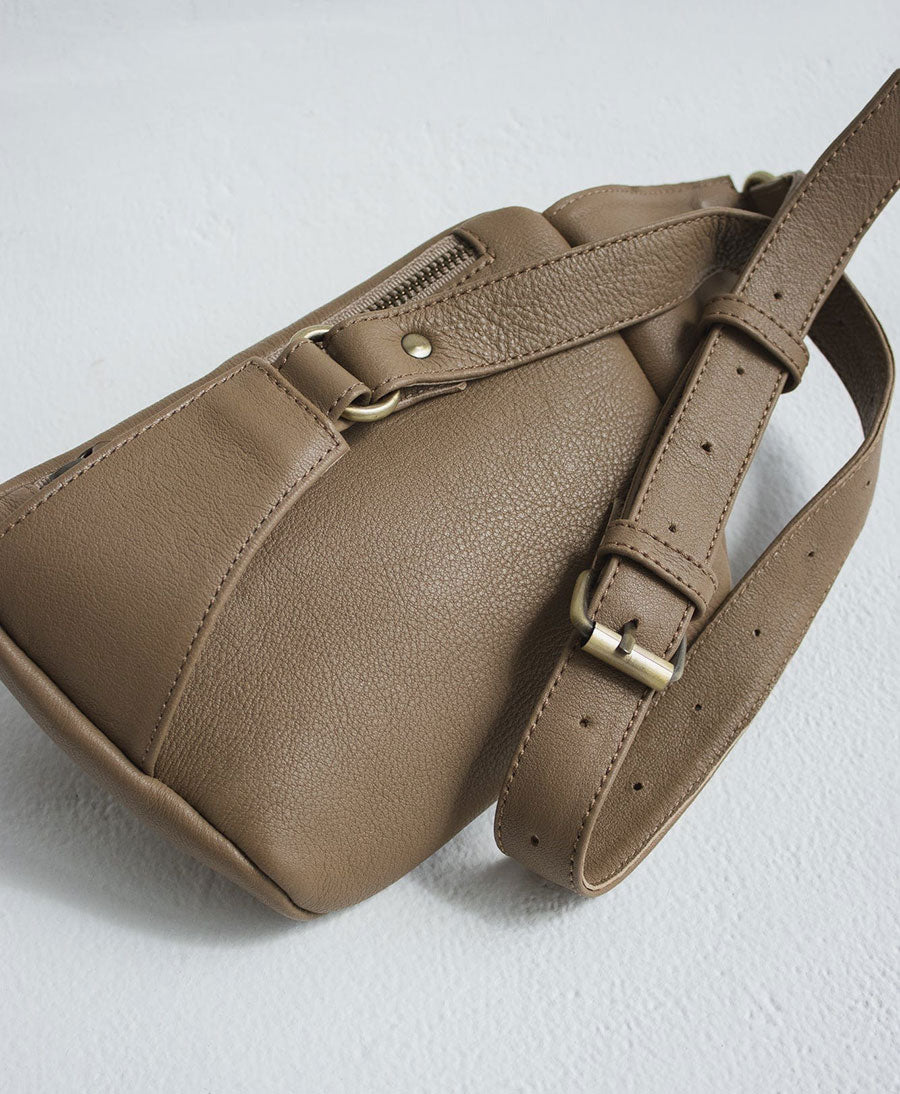 Bauchtasche aus Leder - The Remy Taupe - MANDRN - clomes