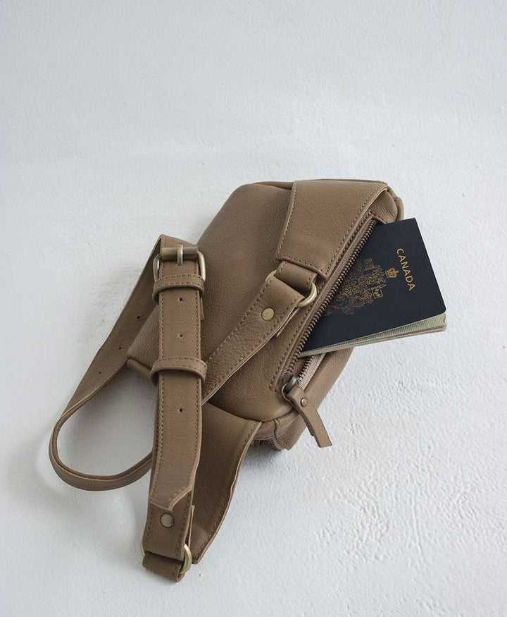 Bauchtasche aus Leder - The Remy Taupe - MANDRN - clomes