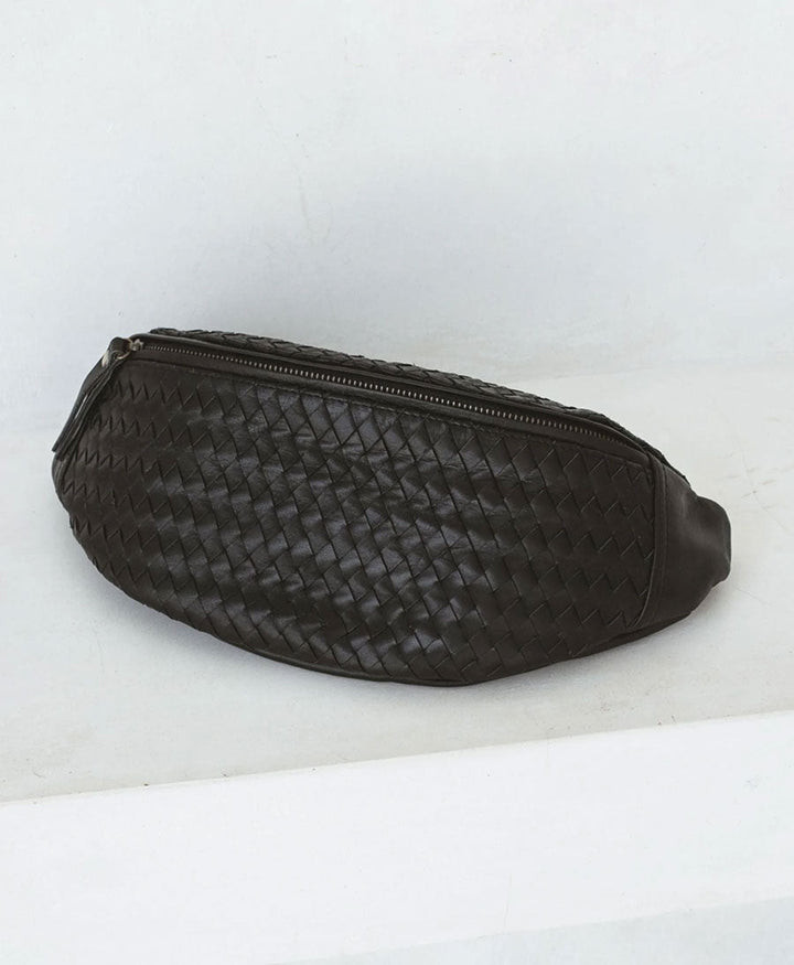 Bauchtasche aus Leder "The Woven Atlas Schwarz" von MANDRN - Secondhand - MANDRN - clomes