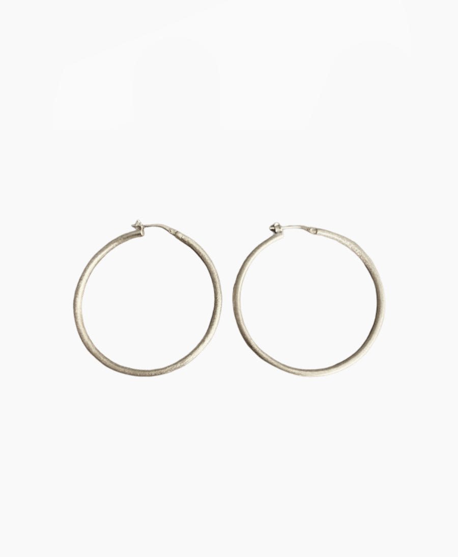 Grosse Essentials Hoops brushed - Ohrringe mit Weissgold vergoldet - V Design Lab - clomes