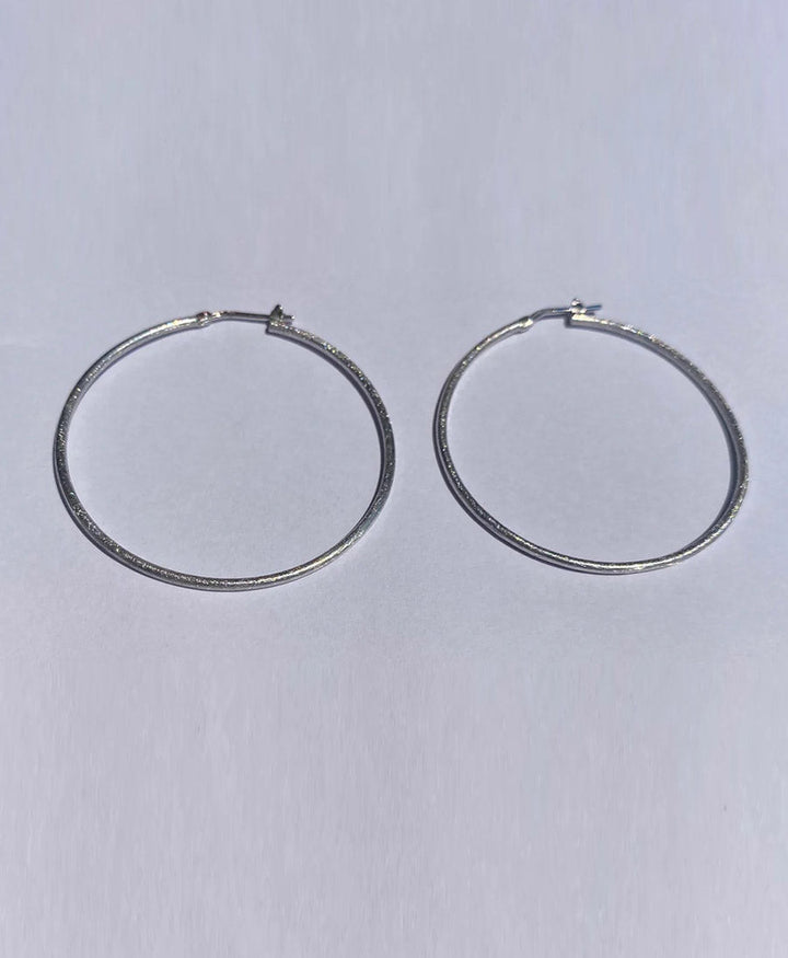 Grosse Essentials Hoops brushed - Ohrringe mit Weissgold vergoldet - V Design Lab - clomes