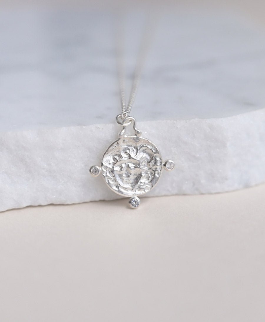 Halskette Silber "Medusa White Saphie Necklace" - Wild Fawn - clomes