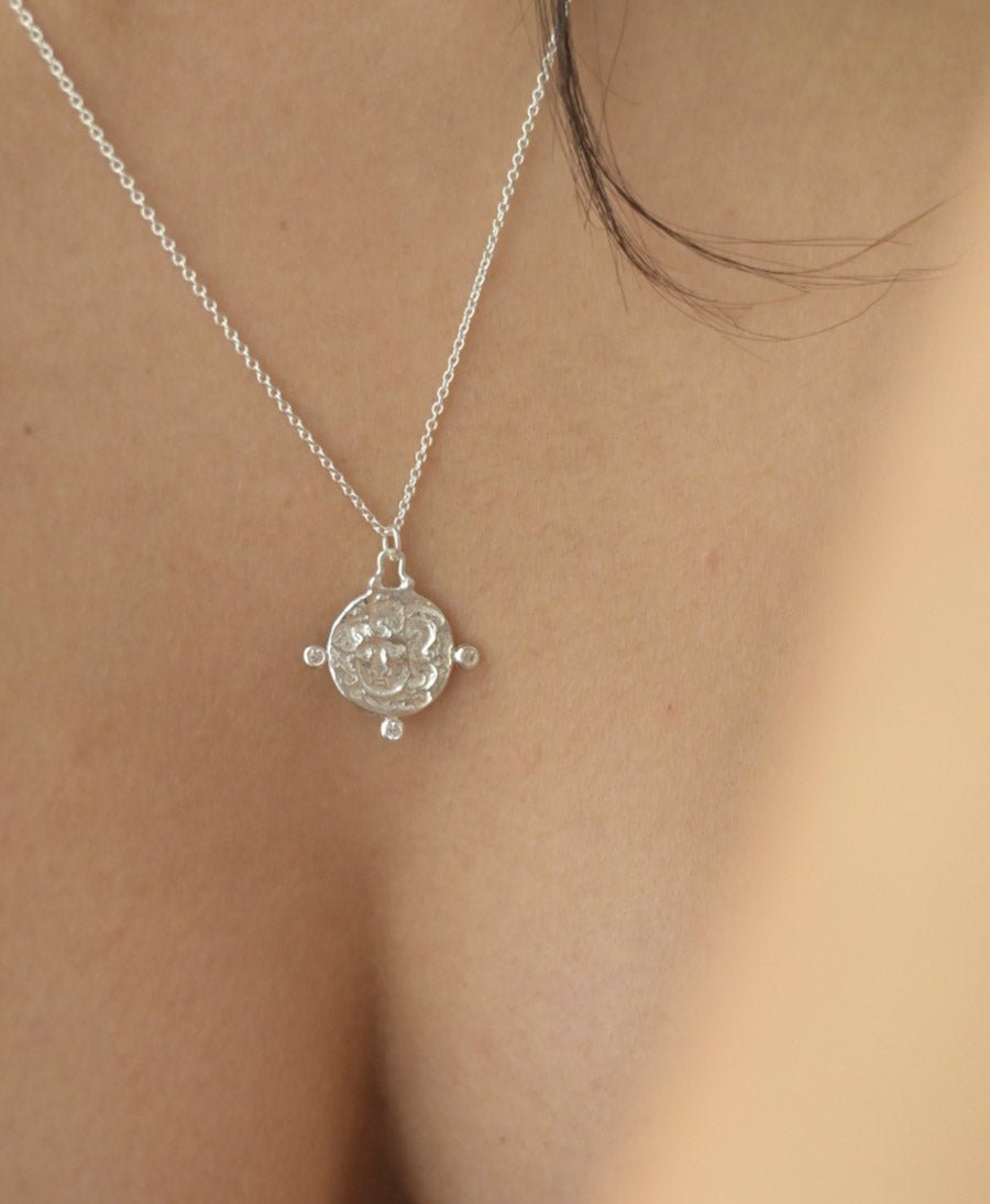 Halskette Silber "Medusa White Saphie Necklace" - Wild Fawn - clomes