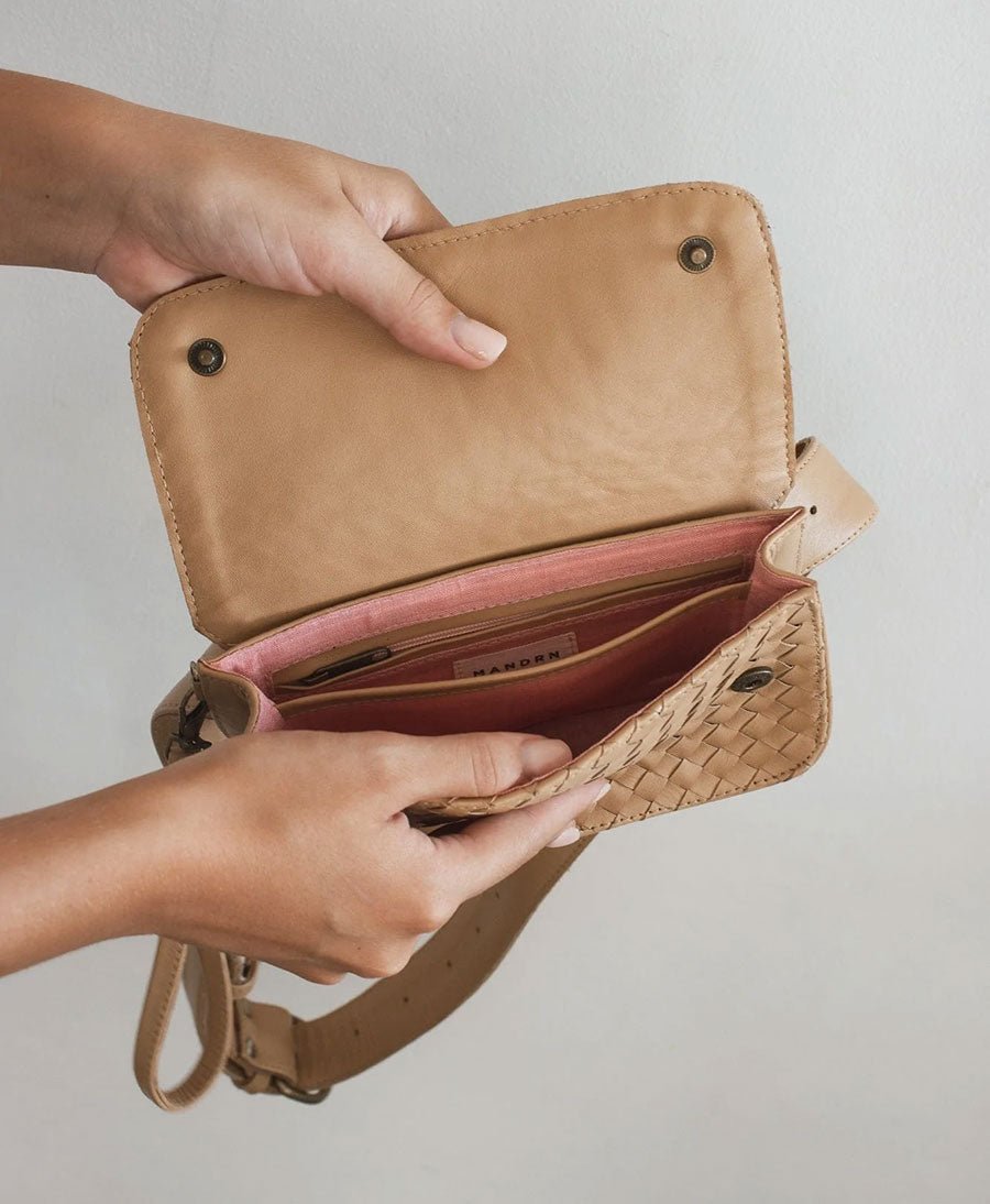 Helle Gürteltasche aus Leder - The Ziggy Woven Belt Bag Sand - MANDRN - clomes