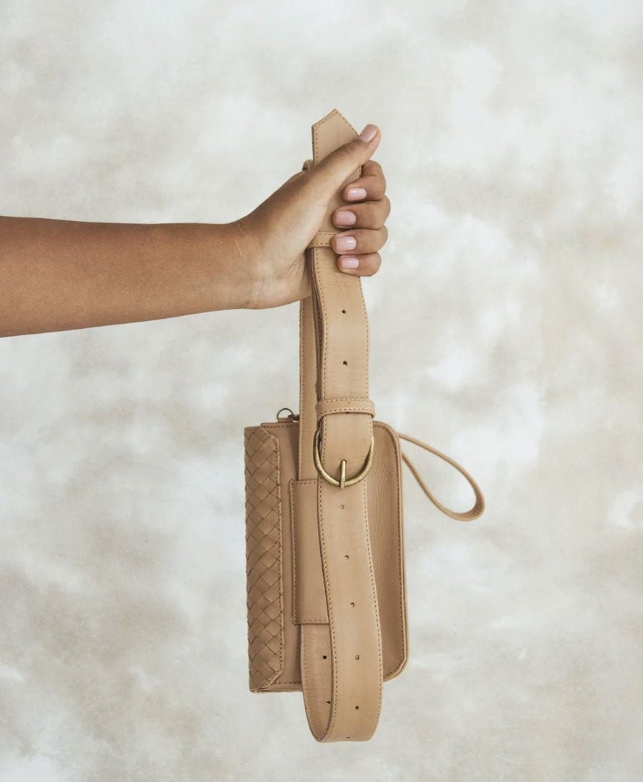 Helle Gürteltasche aus Leder - The Ziggy Woven Belt Bag Sand - MANDRN - clomes
