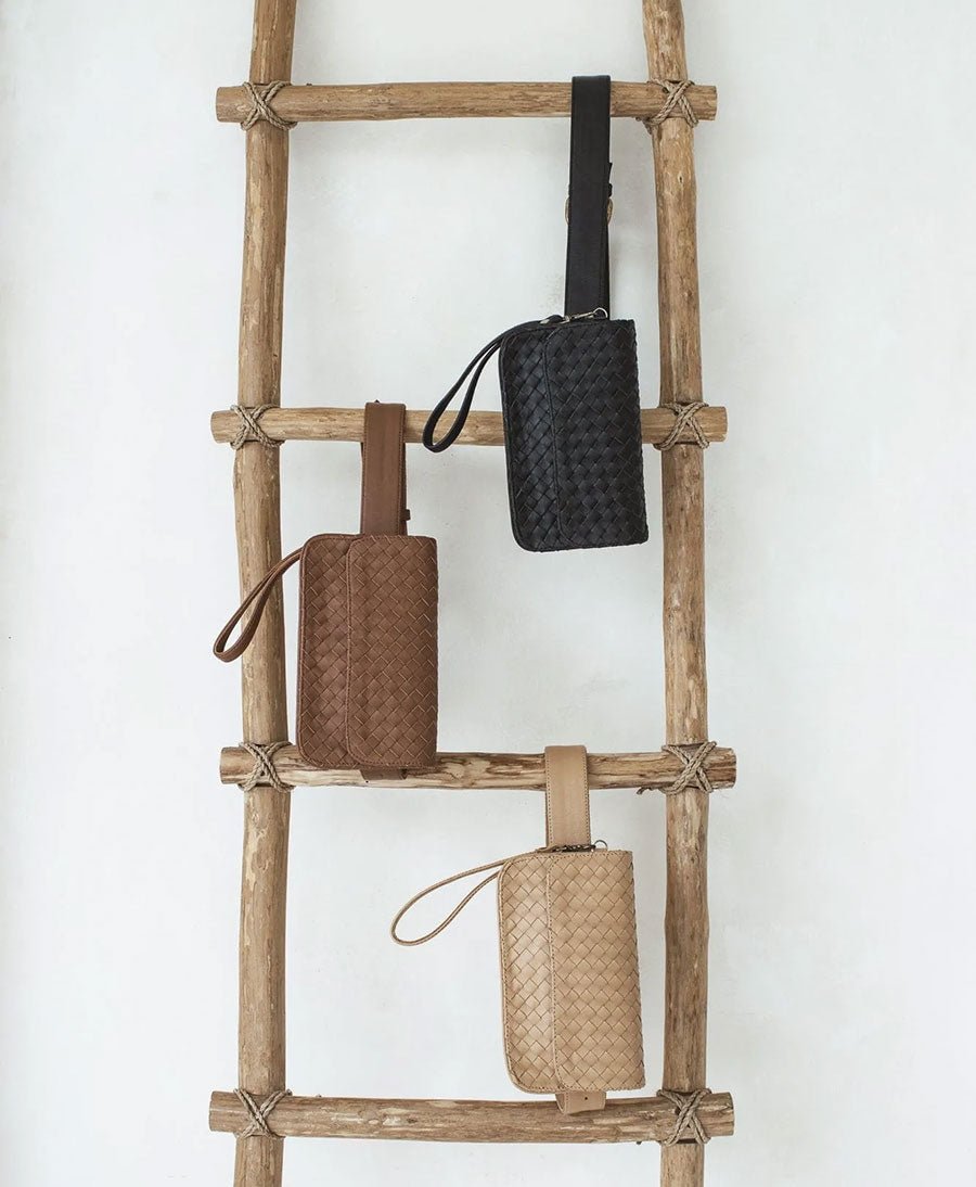 Helle Gürteltasche aus Leder - The Ziggy Woven Belt Bag Sand - MANDRN - clomes