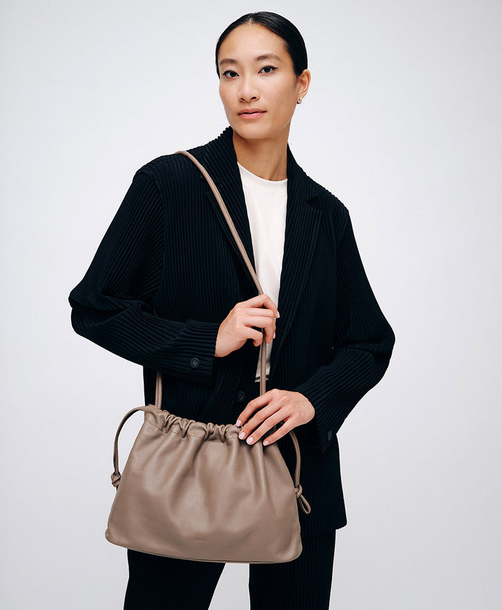 Mittelgrosse Knot Bag aus weichem Leder - Clay