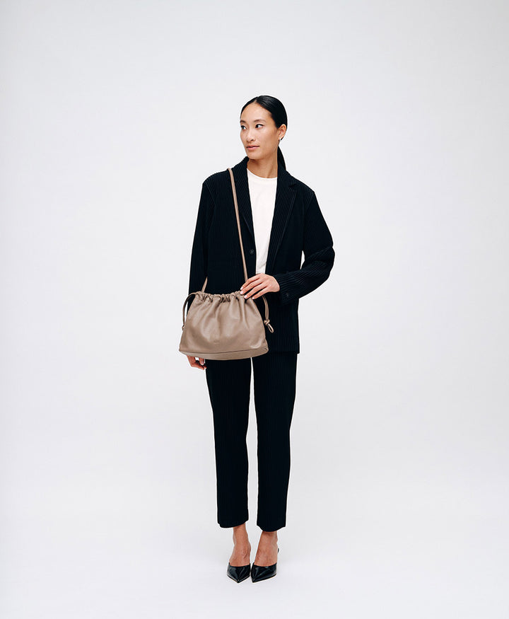 Mittelgrosse Knot Bag aus weichem Leder - Clay