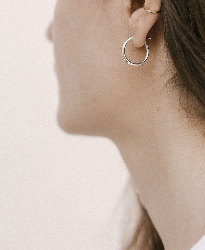 Klassische kleine Creolen VIDA 19mm mit Klappverschluss - Sterling Silber - Clomes - clomes