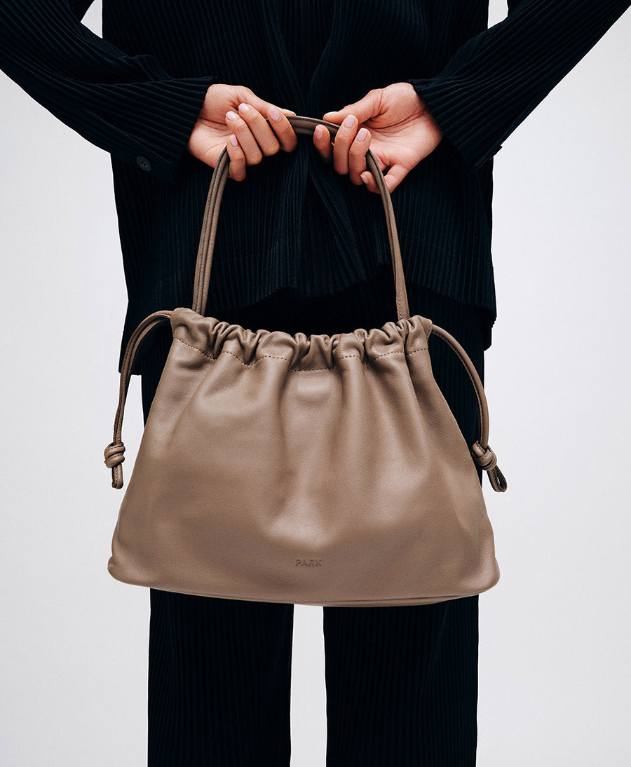 Mittelgrosse Knot Bag aus weichem Leder - Clay