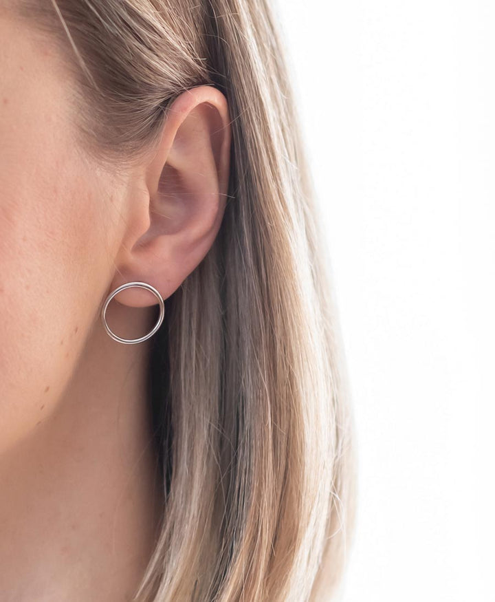 Small Circle Ohrstecker mit Weissgold vergoldet - V Design Lab - clomes
