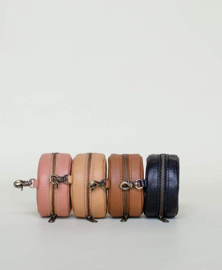 Taschen - Anhänger aus Leder - Rover Circle Tan - MANDRN - clomes