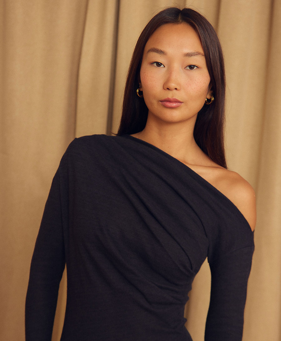 Drape Top / Oberteil mit drapiertem Ausschnitt - Schwarz