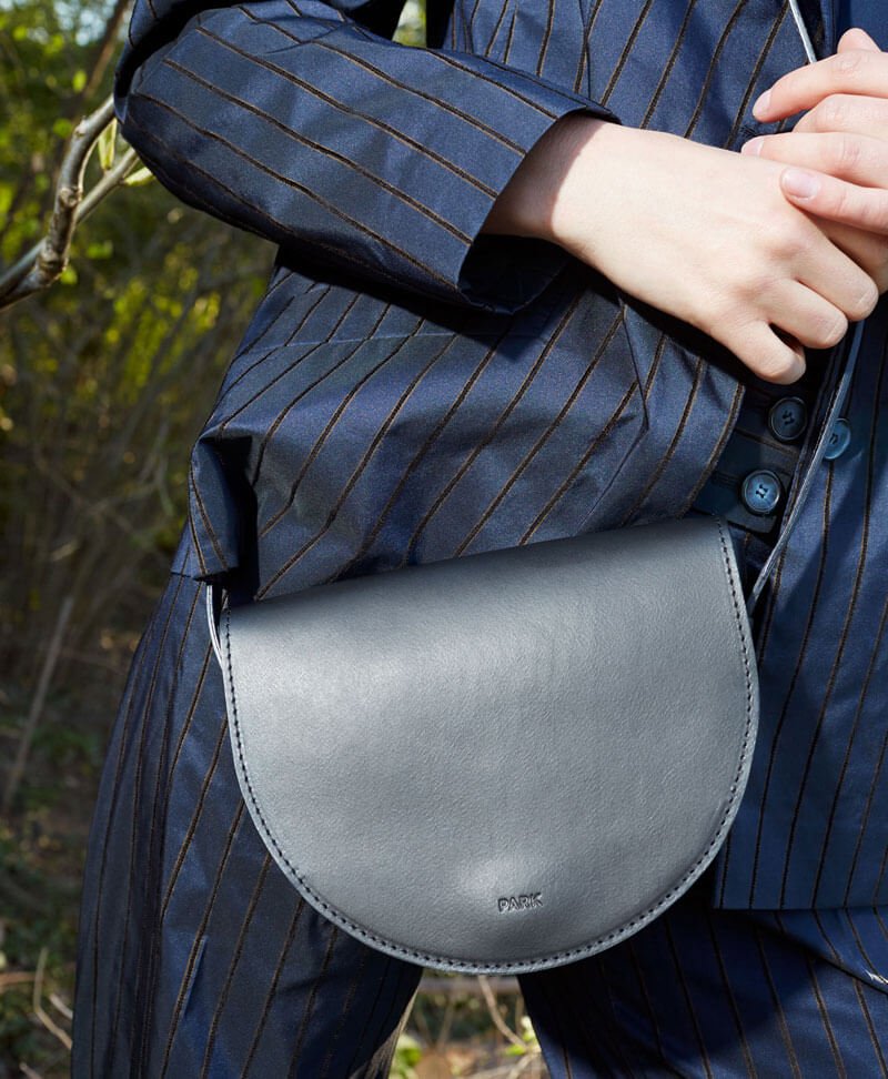 Umhängetasche Cross Body "Halbmond" schwarz - PARK - clomes