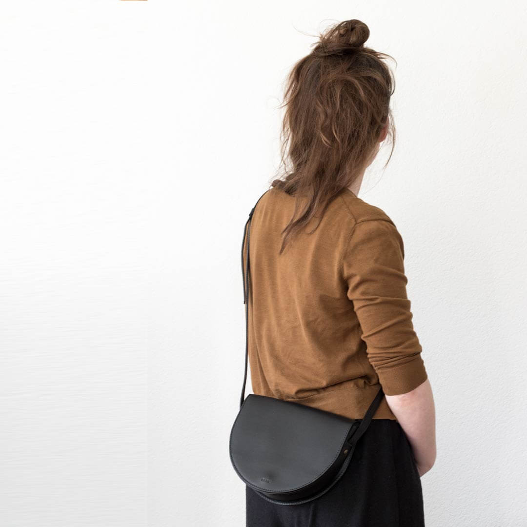 Umhängetasche Cross Body "Halbmond" schwarz - PARK - clomes